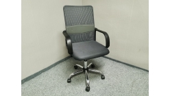 Šedočerná kancelářská židle